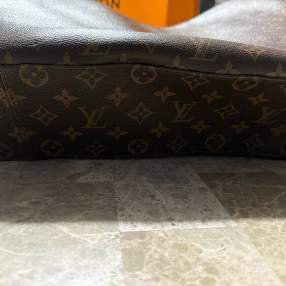 STUNNING Fashion HOBO! Brand New! Comes with Box and Bag (as seen in Picture) - Picture 3 of 10